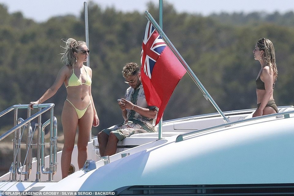 Perrie Edwards tình tứ hôn bạn trai trên du thuyền - 6 Perrie Edwards tình tứ hôn bạn trai trên du thuyền - 6