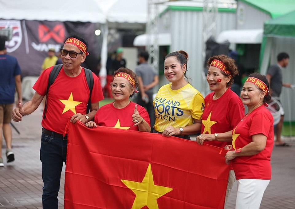 Sắc đỏ cổ động viên Việt Nam tràn ngập sân Chang Arena - 13 Sắc đỏ cổ động viên Việt Nam tràn ngập sân Chang Arena - 13