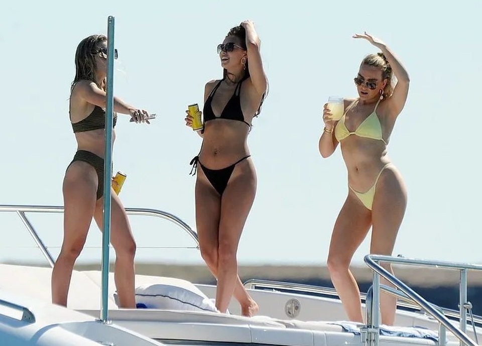 Perrie Edwards tình tứ hôn bạn trai trên du thuyền - 1 Perrie Edwards tình tứ hôn bạn trai trên du thuyền - 1