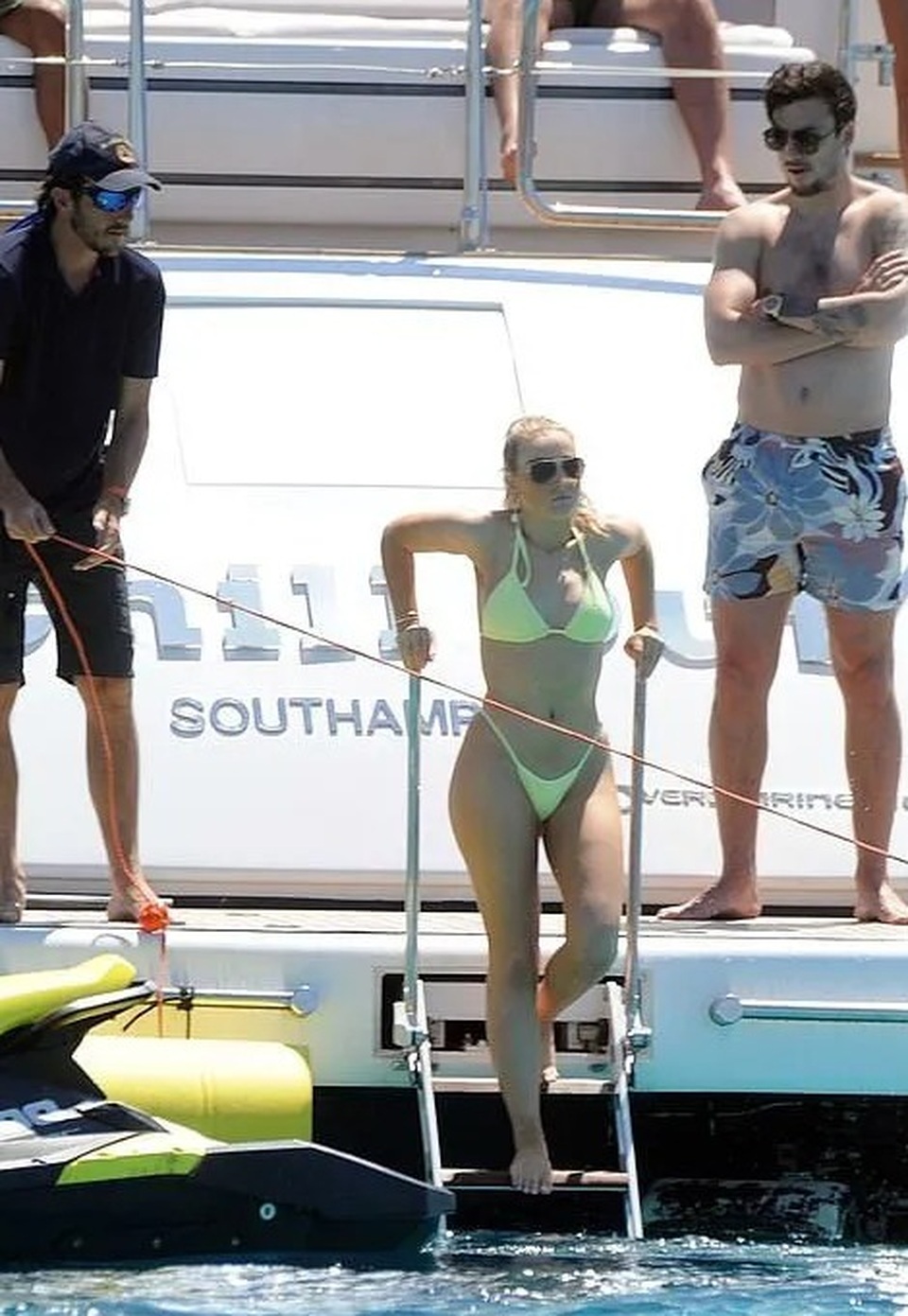 Perrie Edwards tình tứ hôn bạn trai trên du thuyền - 4 Perrie Edwards tình tứ hôn bạn trai trên du thuyền - 4