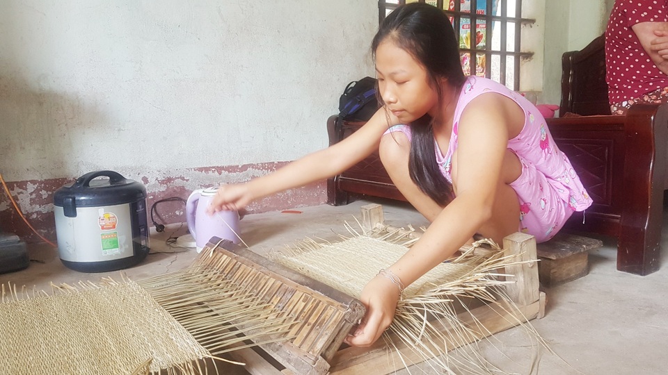 Mẹ con chị “Thơm Lupus ban đỏ” được bạn đọc giúp đỡ thêm 20 triệu đồng - 2 Mẹ con chị “Thơm Lupus ban đỏ” được bạn đọc giúp đỡ thêm 20 triệu đồng - 2