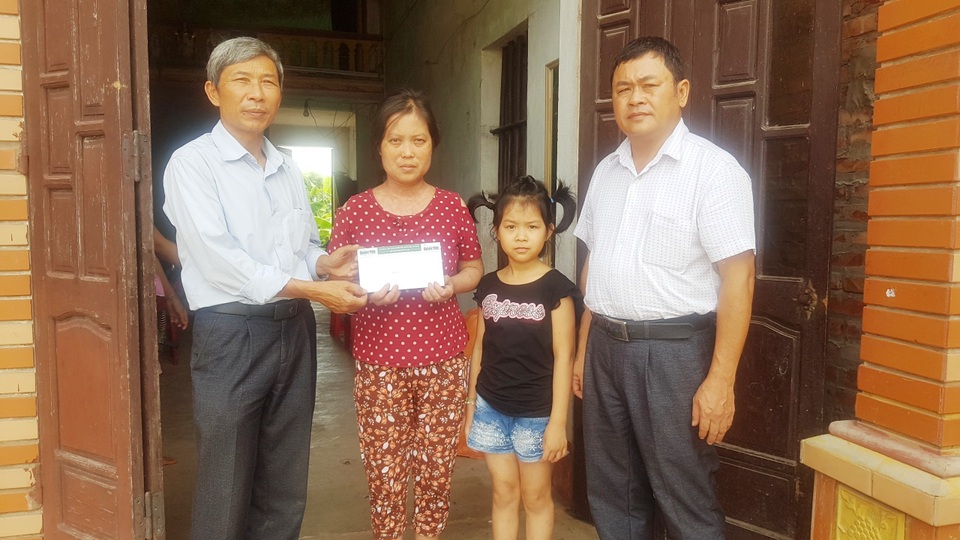 Mẹ con chị “Thơm Lupus ban đỏ” được bạn đọc giúp đỡ thêm 20 triệu đồng - 5 Mẹ con chị “Thơm Lupus ban đỏ” được bạn đọc giúp đỡ thêm 20 triệu đồng - 5