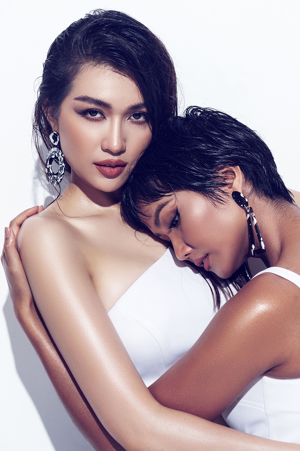 H’Hen Niê - Á hậu Lệ Hằng tung ảnh tình tứ và nóng bỏng với bikini - 1 H’Hen Niê - Á hậu Lệ Hằng tung ảnh tình tứ và nóng bỏng với bikini - 1