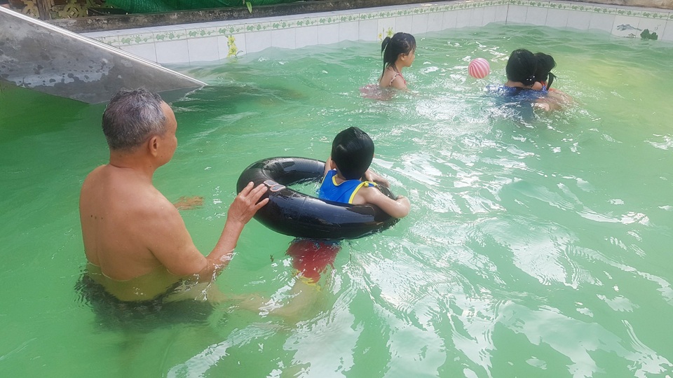 Ông giáo làng xây bể “dụ” trẻ em đến dạy bơi miễn phí - 5 Ông giáo làng xây bể “dụ” trẻ em đến dạy bơi miễn phí - 5