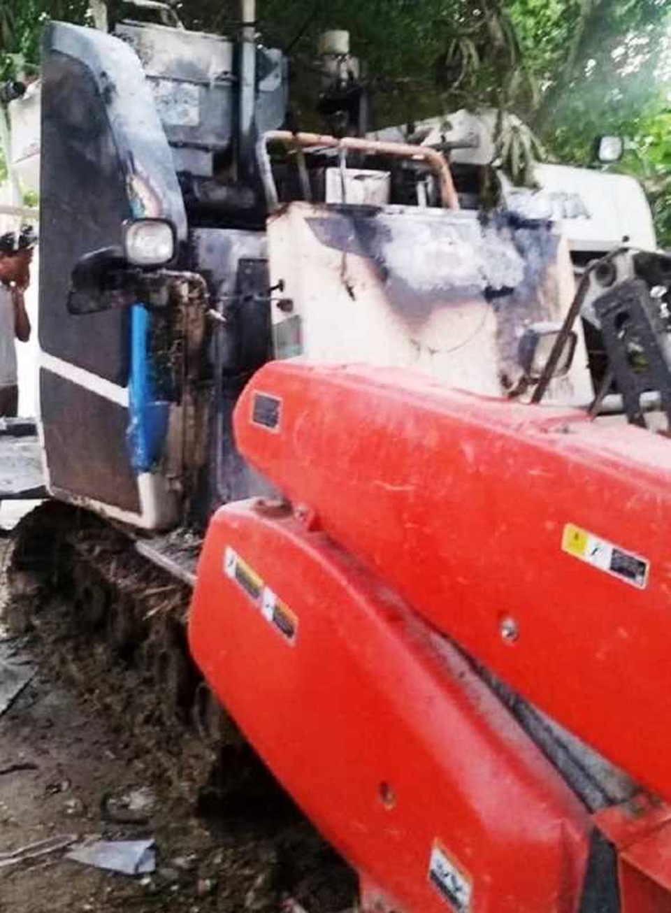 Máy gặt lúa cháy trong đêm, nghi bị kẻ xấu phóng hỏa - 1 Máy gặt lúa cháy trong đêm, nghi bị kẻ xấu phóng hỏa - 1