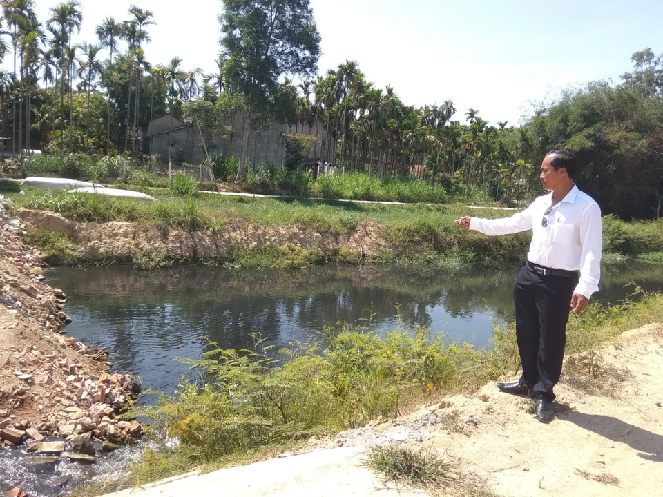 Dân góp tiền đổ đất chặn dòng kênh hôi thối - 1 Dân góp tiền đổ đất chặn dòng kênh hôi thối - 1