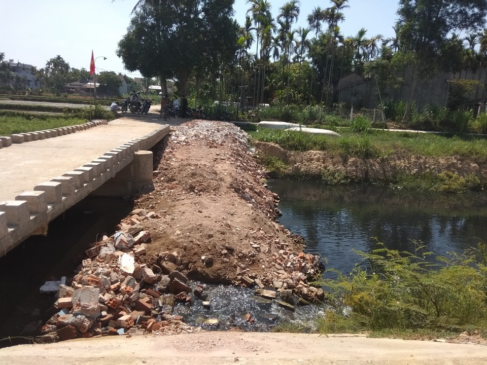 Dân góp tiền đổ đất chặn dòng kênh hôi thối - 3 Dân góp tiền đổ đất chặn dòng kênh hôi thối - 3
