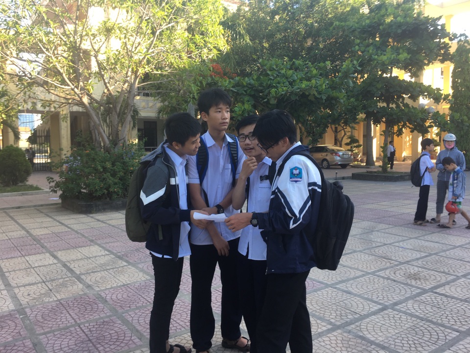 Thi lại Văn vào lớp 10 tại Quảng Bình: Nhiều thí sinh tiếc nuối vì làm bài không tốt bằng lần trước - 4 Thi lại Văn vào lớp 10 tại Quảng Bình: Nhiều thí sinh tiếc nuối vì làm bài không tốt bằng lần trước - 4