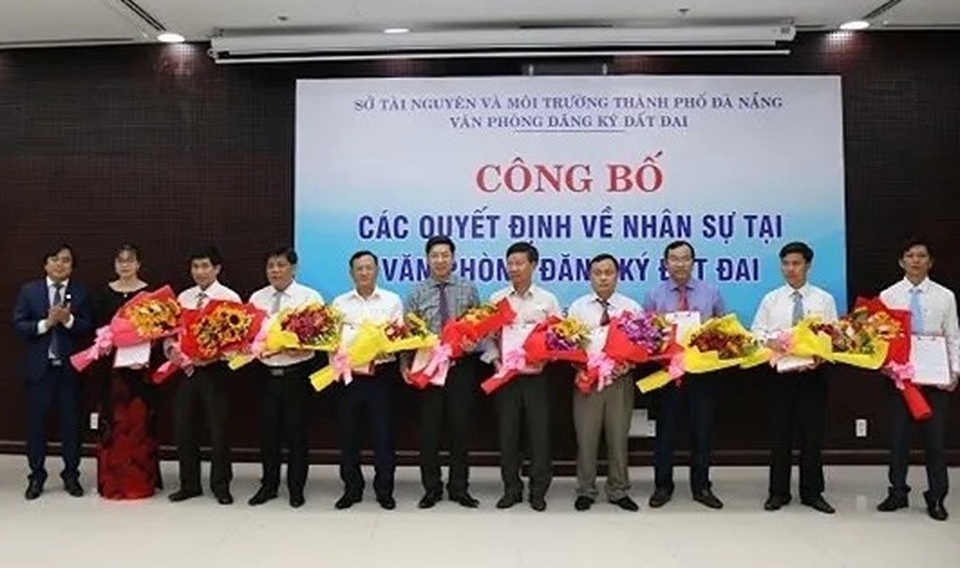 Đà Nẵng luân chuyển hàng loạt lãnh đạo, cán bộ quản lý đất đai - 1 Đà Nẵng luân chuyển hàng loạt lãnh đạo, cán bộ quản lý đất đai - 1