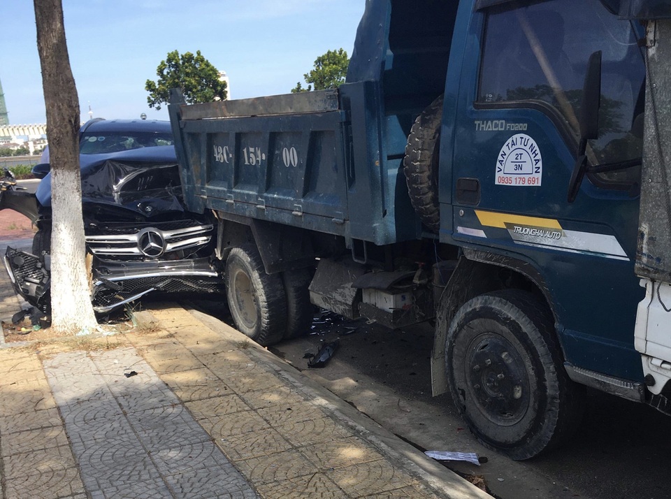 Mercedes chạy thử gây tai nạn liên hoàn - 2