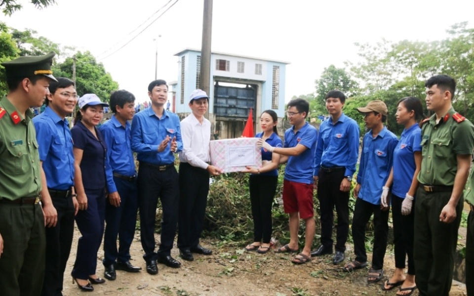 Tình nguyện viên làm “xe ôm” miễn phí cho các thí sinh - 1 Tình nguyện viên làm “xe ôm” miễn phí cho các thí sinh - 1