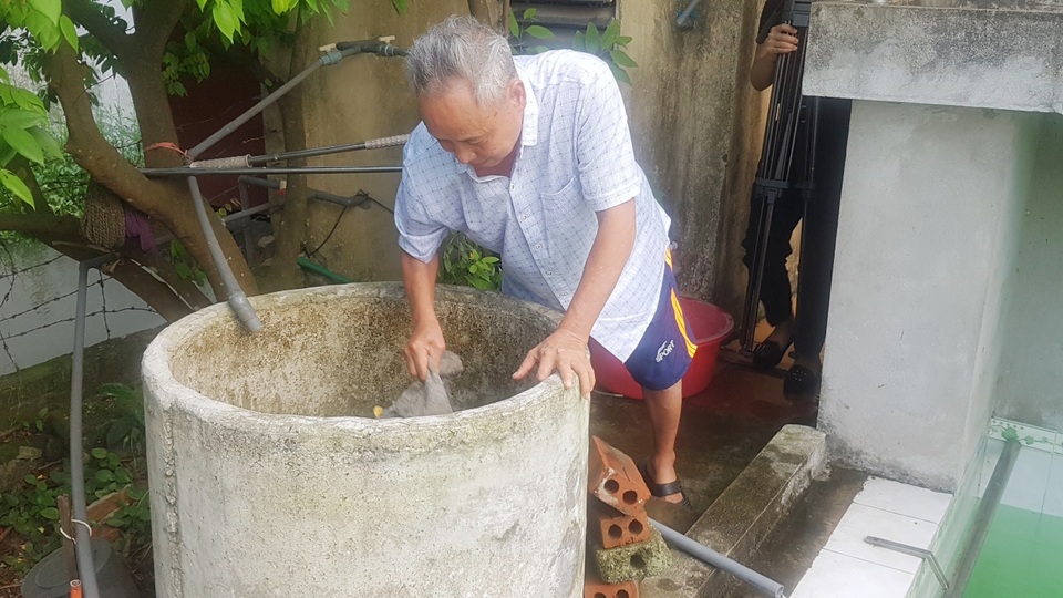 Ông giáo làng xây bể “dụ” trẻ em đến dạy bơi miễn phí - 6 Ông giáo làng xây bể “dụ” trẻ em đến dạy bơi miễn phí - 6