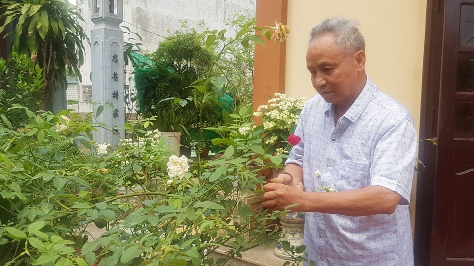 Ông giáo làng xây bể “dụ” trẻ em đến dạy bơi miễn phí - 1 Ông giáo làng xây bể “dụ” trẻ em đến dạy bơi miễn phí - 1