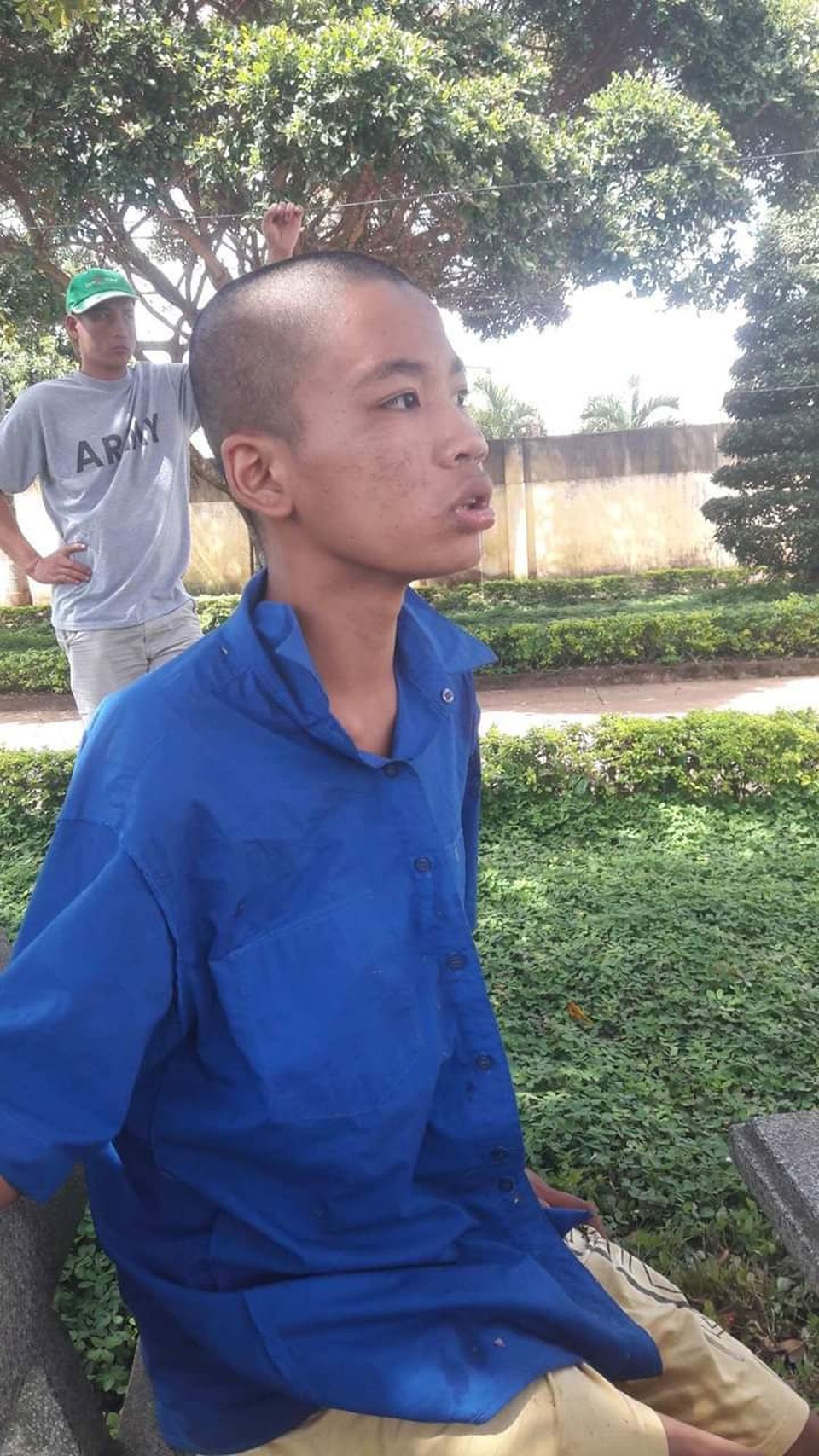 Xót xa số phận nghiệt ngã của cô gái bỏ cả tuổi thanh xuân nuôi mẹ già và 2 em tâm thần - 2 Xót xa số phận nghiệt ngã của cô gái bỏ cả tuổi thanh xuân nuôi mẹ già và 2 em tâm thần - 2