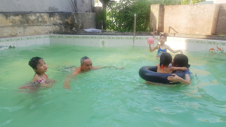 Ông giáo làng xây bể “dụ” trẻ em đến dạy bơi miễn phí - 3 Ông giáo làng xây bể “dụ” trẻ em đến dạy bơi miễn phí - 3