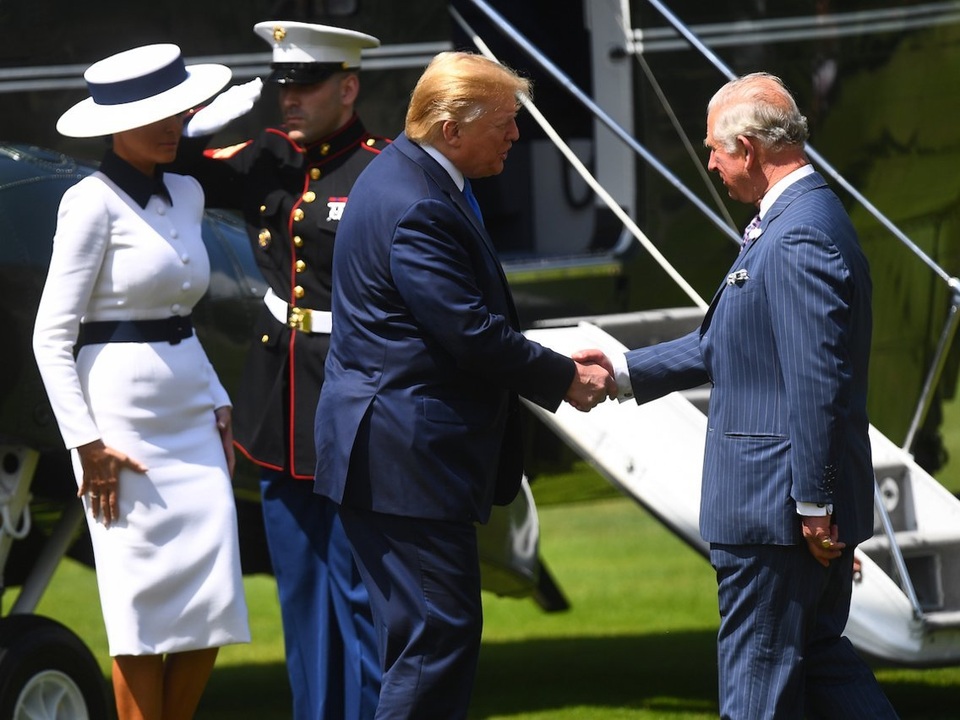 Tổng thống Trump gây tranh cãi khi không cúi đầu chào Thái tử Anh - 1 Tổng thống Trump gây tranh cãi khi không cúi đầu chào Thái tử Anh - 1