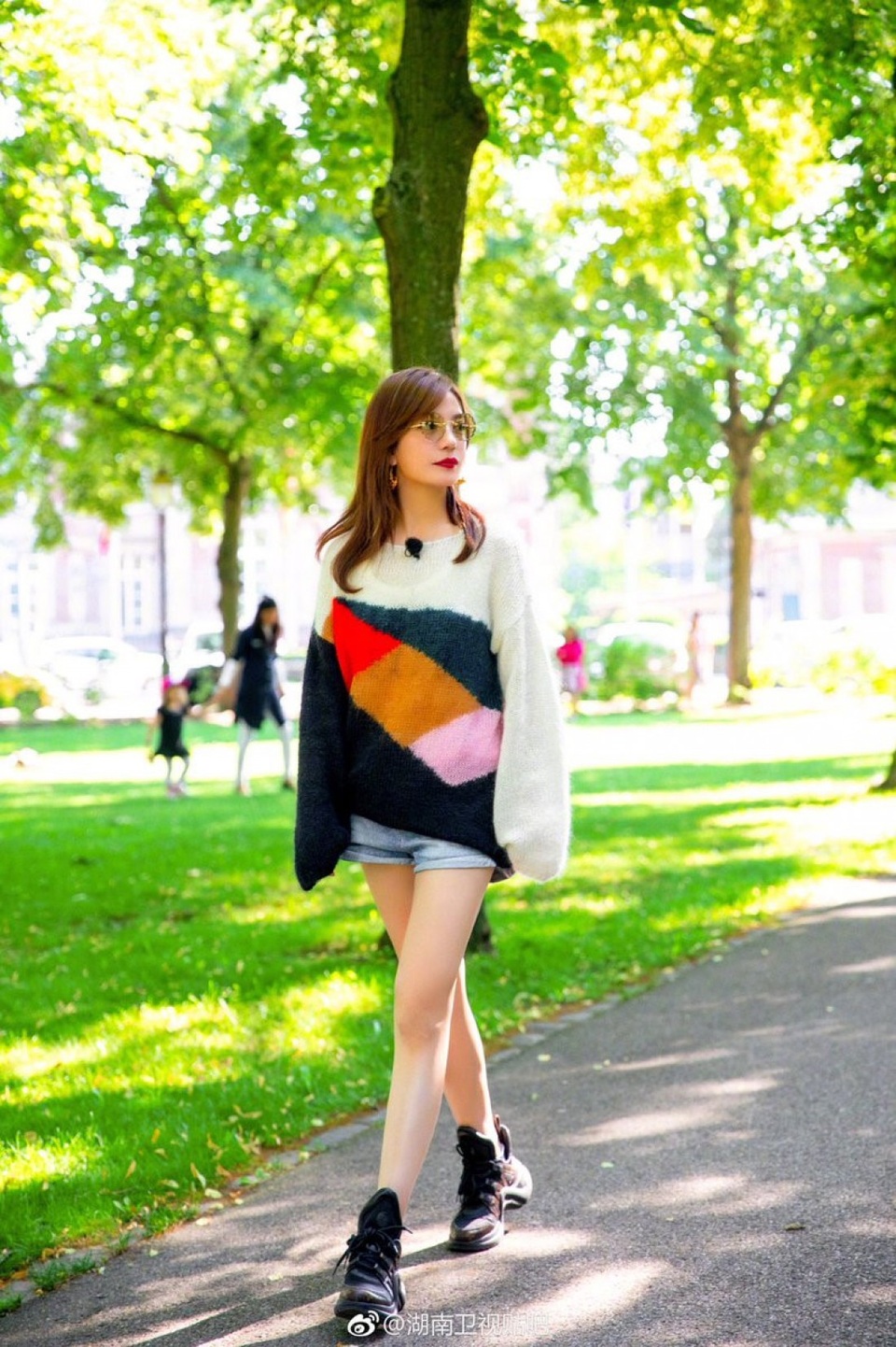 Mặt mộc nhợt nhạt, Triệu Vy vẫn vui vẻ cười chào người hâm mộ - 6 Mặt mộc nhợt nhạt, Triệu Vy vẫn vui vẻ cười chào người hâm mộ - 6