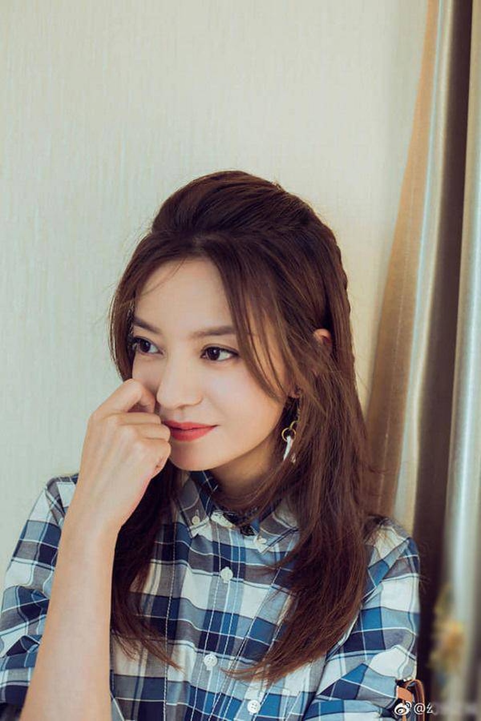 Mặt mộc nhợt nhạt, Triệu Vy vẫn vui vẻ cười chào người hâm mộ - 5 Mặt mộc nhợt nhạt, Triệu Vy vẫn vui vẻ cười chào người hâm mộ - 5