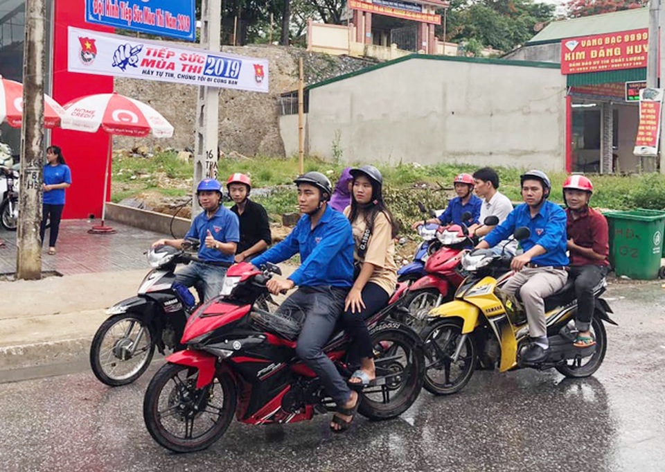 Đội xe ôm tình nguyện hỗ trợ học trò vùng cao đi thi - 1 Đội xe ôm tình nguyện hỗ trợ học trò vùng cao đi thi - 1