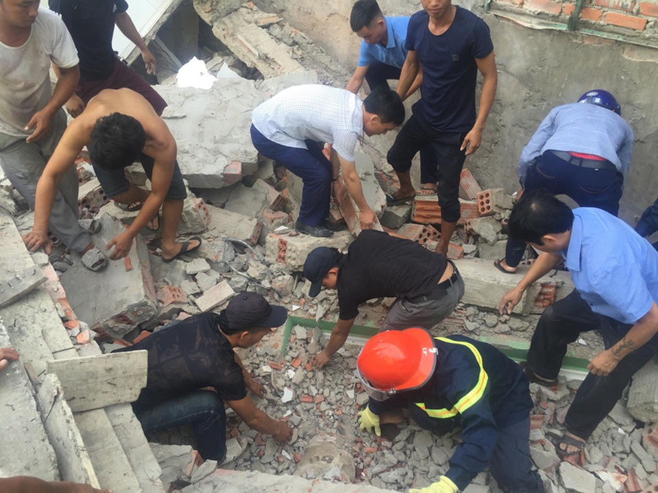 Vụ sập nhà ở Hà Tĩnh: Tìm thấy một người trong tình trạng nguy kịch - 2 Vụ sập nhà ở Hà Tĩnh: Tìm thấy một người trong tình trạng nguy kịch - 2
