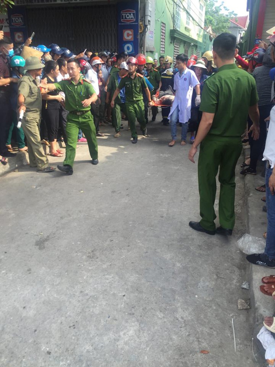 Vụ sập nhà ở Hà Tĩnh: Tìm thấy một người trong tình trạng nguy kịch - 3 Vụ sập nhà ở Hà Tĩnh: Tìm thấy một người trong tình trạng nguy kịch - 3