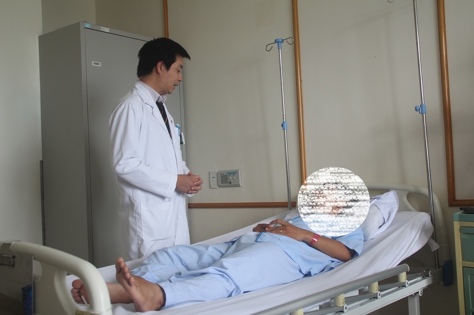 Mổ lấy chiếc xương cá dài 2cm mắc ở ống hậu môn nam bệnh nhân - 1 Mổ lấy chiếc xương cá dài 2cm mắc ở ống hậu môn nam bệnh nhân - 1