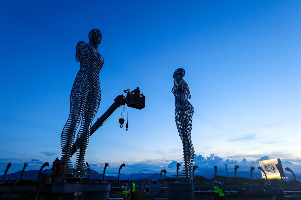 Bức tượng tình nhân nổi tiếng thế giới xuất hiện tại Việt Nam - 1