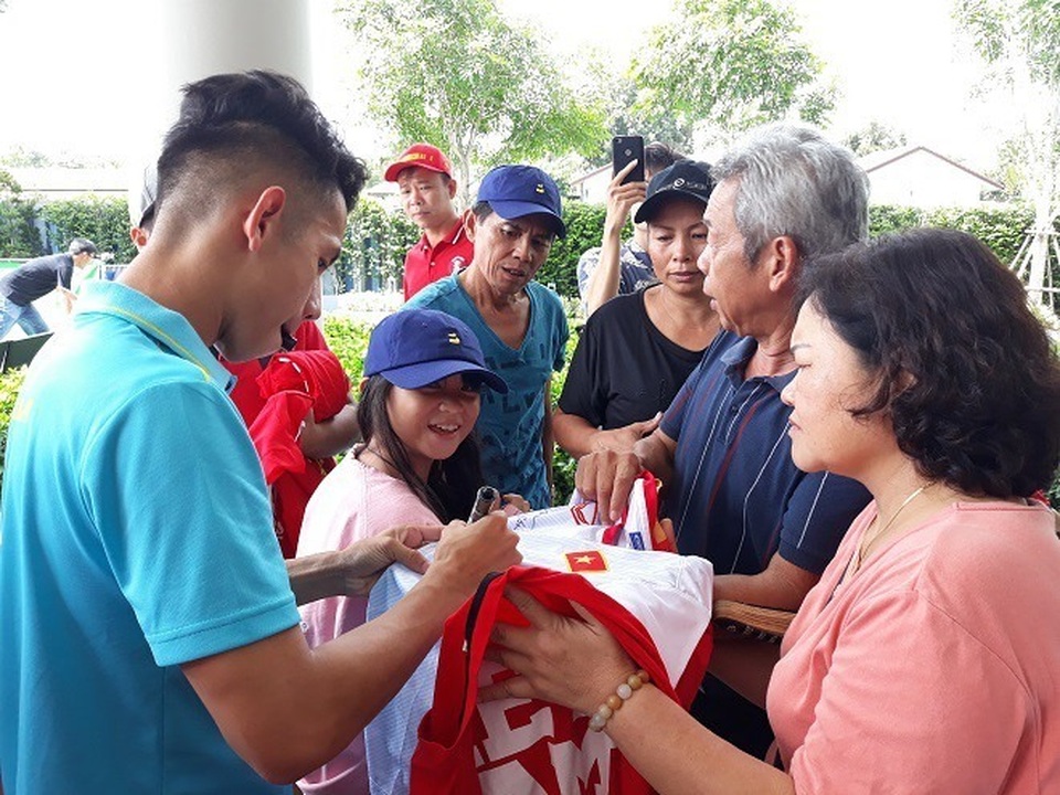 Đại bản doanh của đội tuyển Việt Nam bị cổ động viên “bủa vây” - 1 Đại bản doanh của đội tuyển Việt Nam bị cổ động viên “bủa vây” - 1