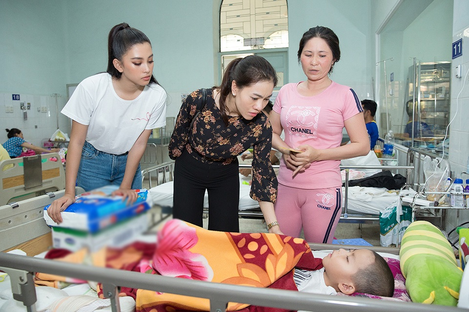 Hoa hậu Tiểu Vy rơi nước mắt khi đến thăm các bé bệnh nhi - 1