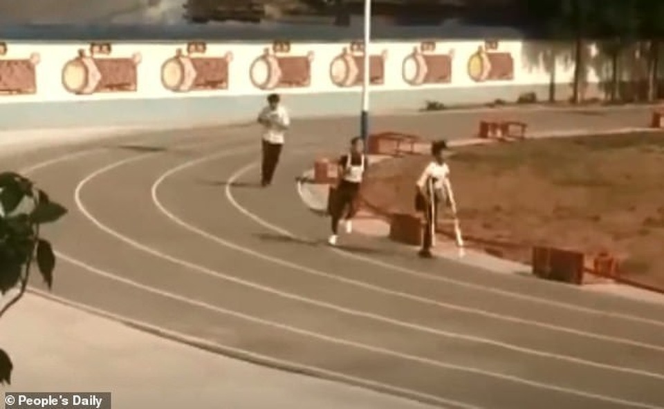 Nghị lực nam sinh khuyết tật quyết tâm hoàn thành bài thi chạy 1.000m - 1 Nghị lực nam sinh khuyết tật quyết tâm hoàn thành bài thi chạy 1.000m - 1