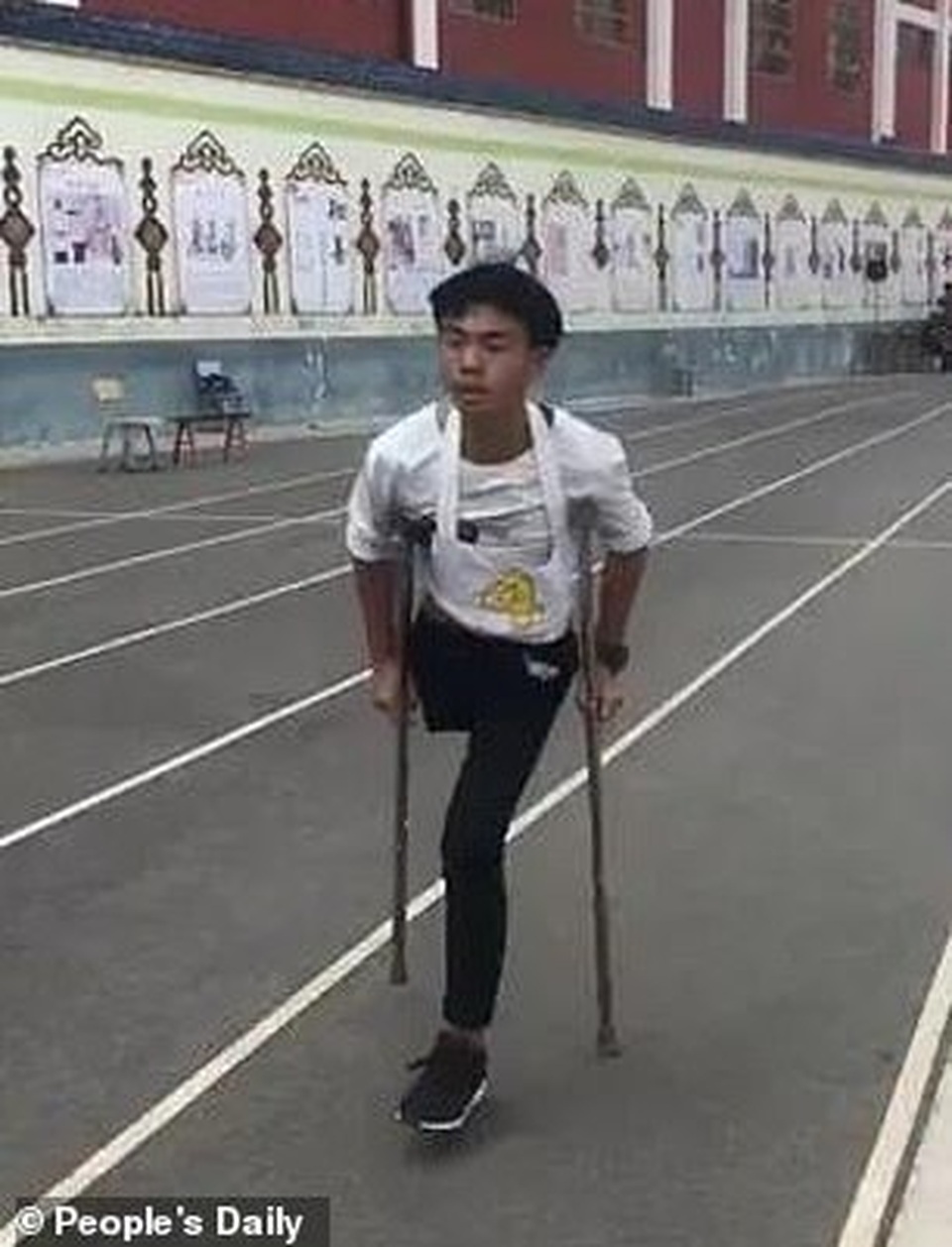 Nghị lực nam sinh khuyết tật quyết tâm hoàn thành bài thi chạy 1.000m - 2 Nghị lực nam sinh khuyết tật quyết tâm hoàn thành bài thi chạy 1.000m - 2
