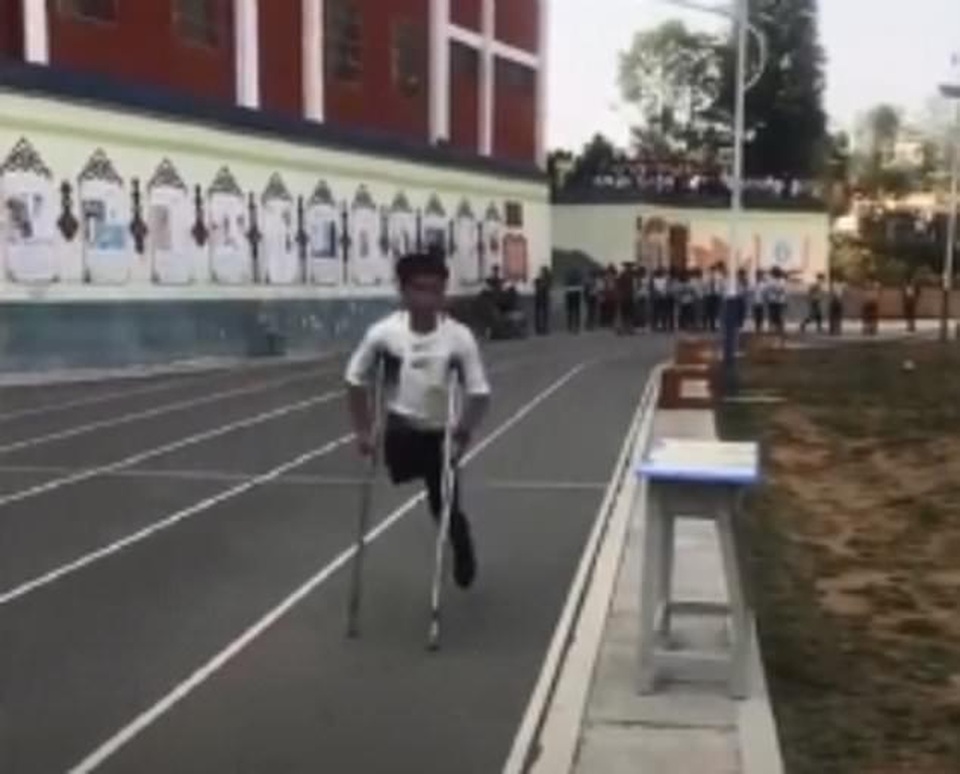 Nghị lực nam sinh khuyết tật quyết tâm hoàn thành bài thi chạy 1.000m - 3 Nghị lực nam sinh khuyết tật quyết tâm hoàn thành bài thi chạy 1.000m - 3