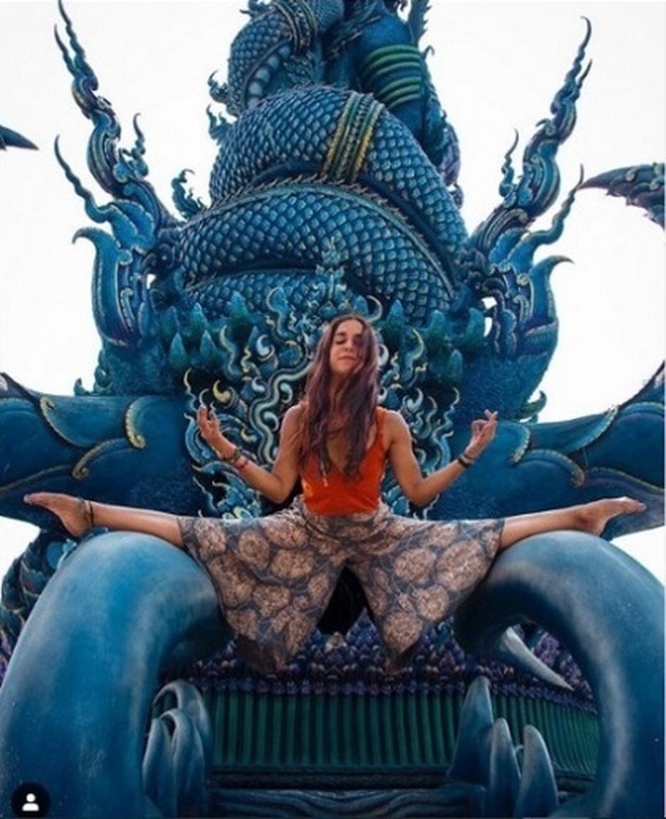 Nữ du khách xoạc chân, tạo dáng phản cảm ở đền thiêng - 1 Nữ du khách xoạc chân, tạo dáng phản cảm ở đền thiêng - 1
