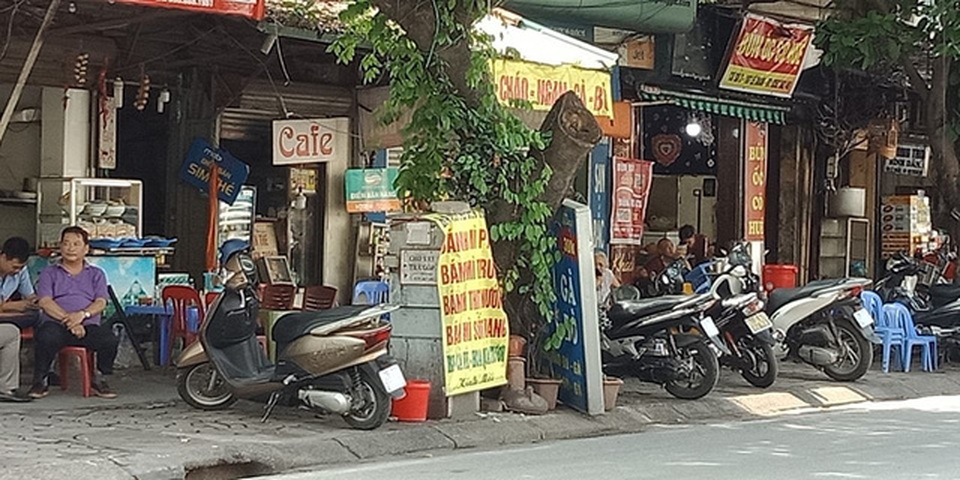 Rùng mình với cảnh “ôm” bốt điện sống qua ngày - 1 Rùng mình với cảnh “ôm” bốt điện sống qua ngày - 1