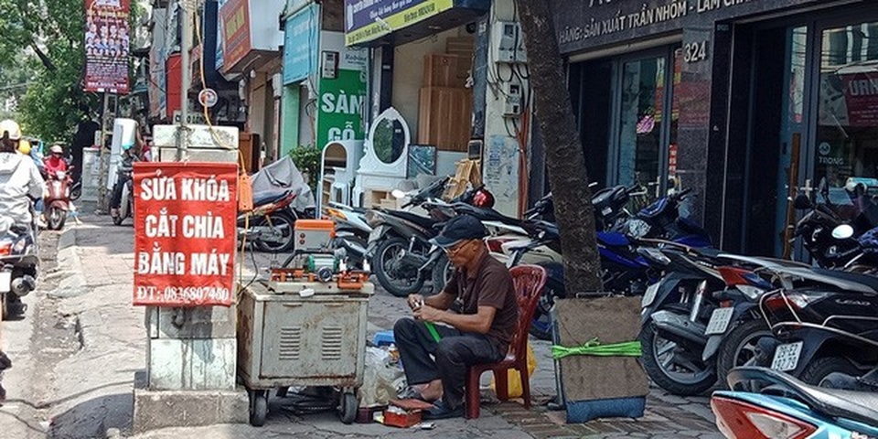 Rùng mình với cảnh “ôm” bốt điện sống qua ngày - 2 Rùng mình với cảnh “ôm” bốt điện sống qua ngày - 2