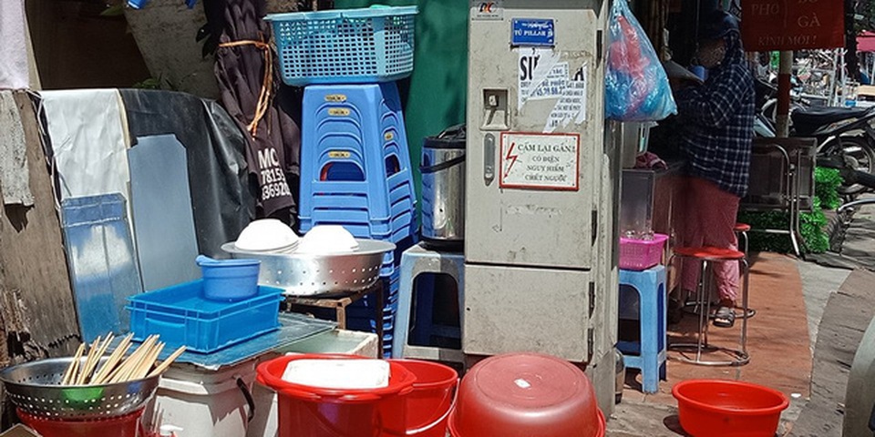 Rùng mình với cảnh “ôm” bốt điện sống qua ngày - 4 Rùng mình với cảnh “ôm” bốt điện sống qua ngày - 4