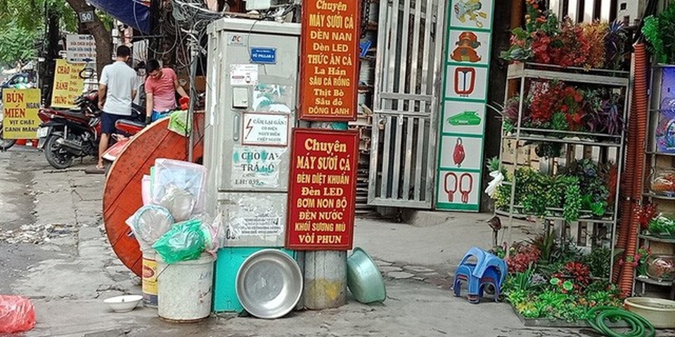 Rùng mình với cảnh “ôm” bốt điện sống qua ngày - 6 Rùng mình với cảnh “ôm” bốt điện sống qua ngày - 6
