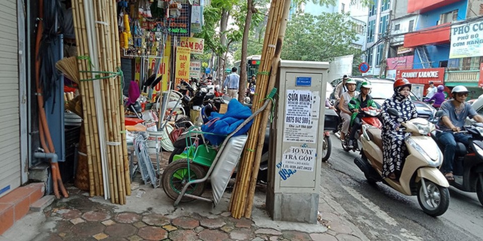 Rùng mình với cảnh “ôm” bốt điện sống qua ngày - 7 Rùng mình với cảnh “ôm” bốt điện sống qua ngày - 7