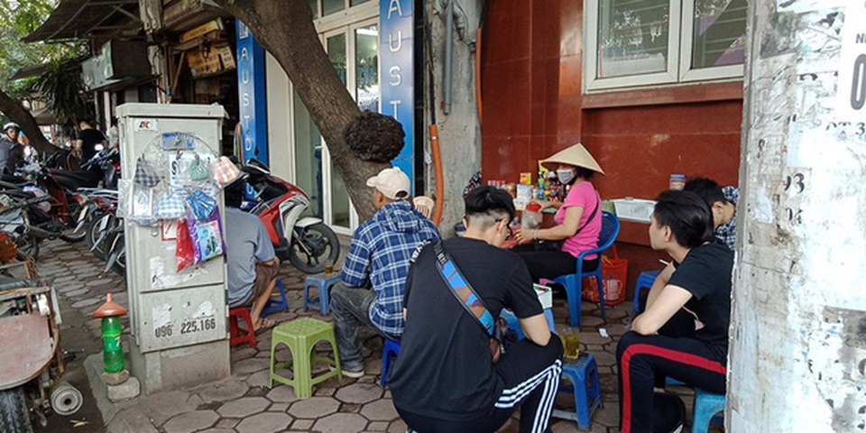 Rùng mình với cảnh “ôm” bốt điện sống qua ngày - 8 Rùng mình với cảnh “ôm” bốt điện sống qua ngày - 8