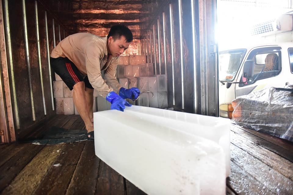 Bên trong xưởng đá lạnh khổng lồ ướp vải thiều Bắc Giang - 10