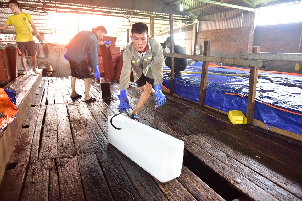 Bên trong xưởng đá lạnh khổng lồ ướp vải thiều Bắc Giang - 9