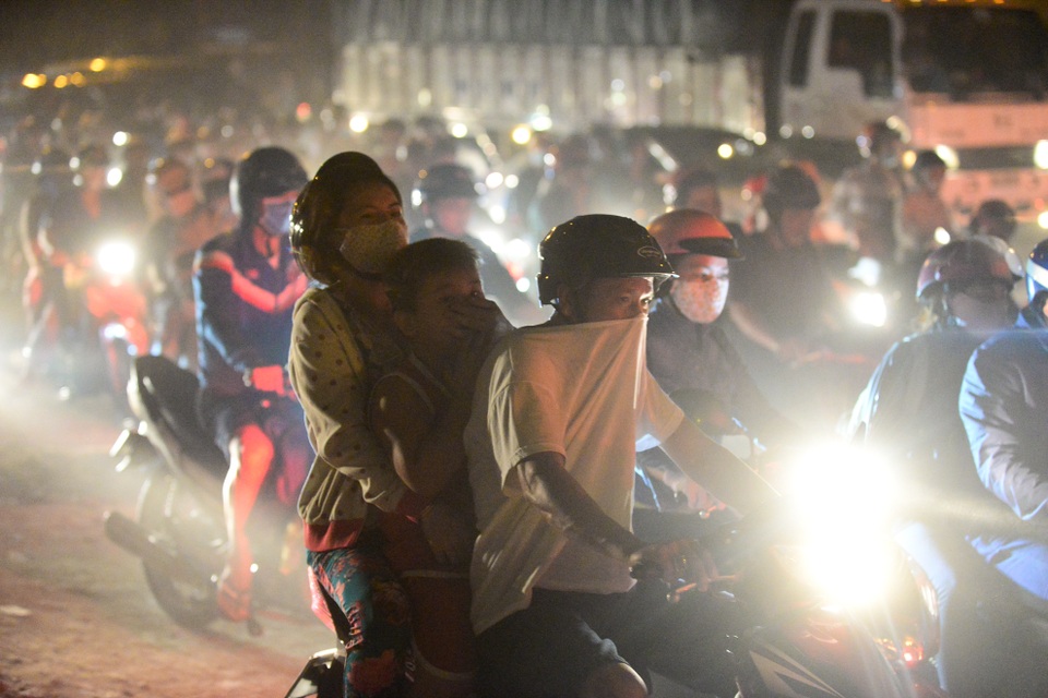 Thắt lòng xem cảnh đẹp, con người Việt Nam mờ ảo trong khói bụi - 16