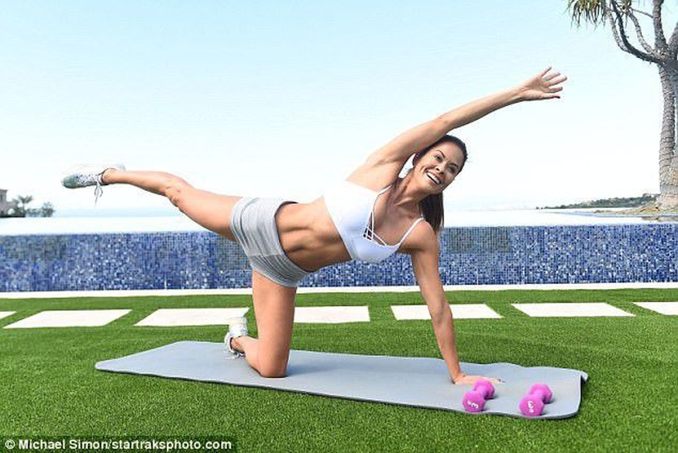 Vóc dáng đáng ngưỡng mộ của bà mẹ 4 con Brooke Burke - 7 Vóc dáng đáng ngưỡng mộ của bà mẹ 4 con Brooke Burke - 7