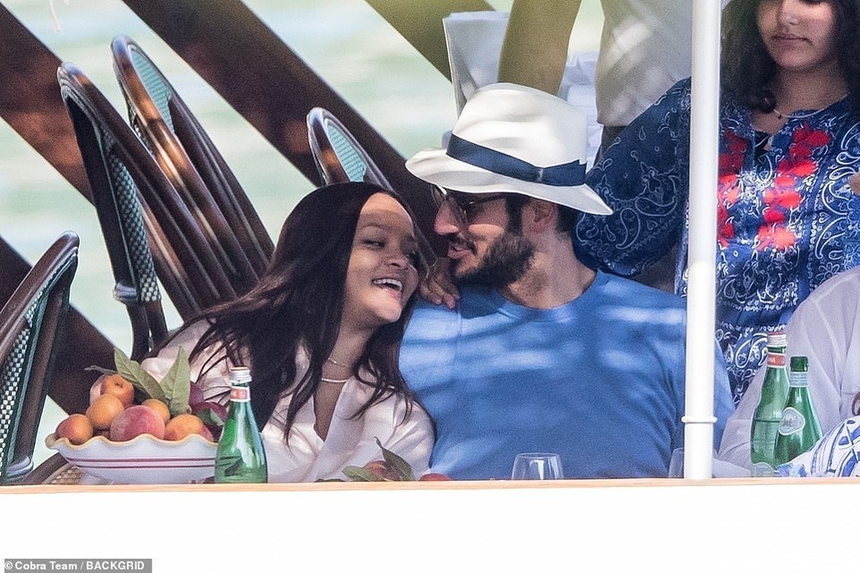 Rihanna hạnh phúc bên bạn trai đại gia - 1 Rihanna hạnh phúc bên bạn trai đại gia - 1