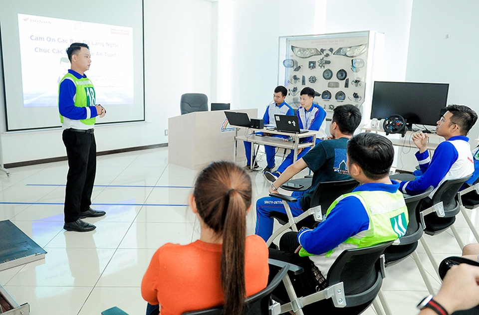 Honda đẩy mạnh công tác hướng dẫn lái xe an toàn - 2 Honda đẩy mạnh công tác hướng dẫn lái xe an toàn - 2