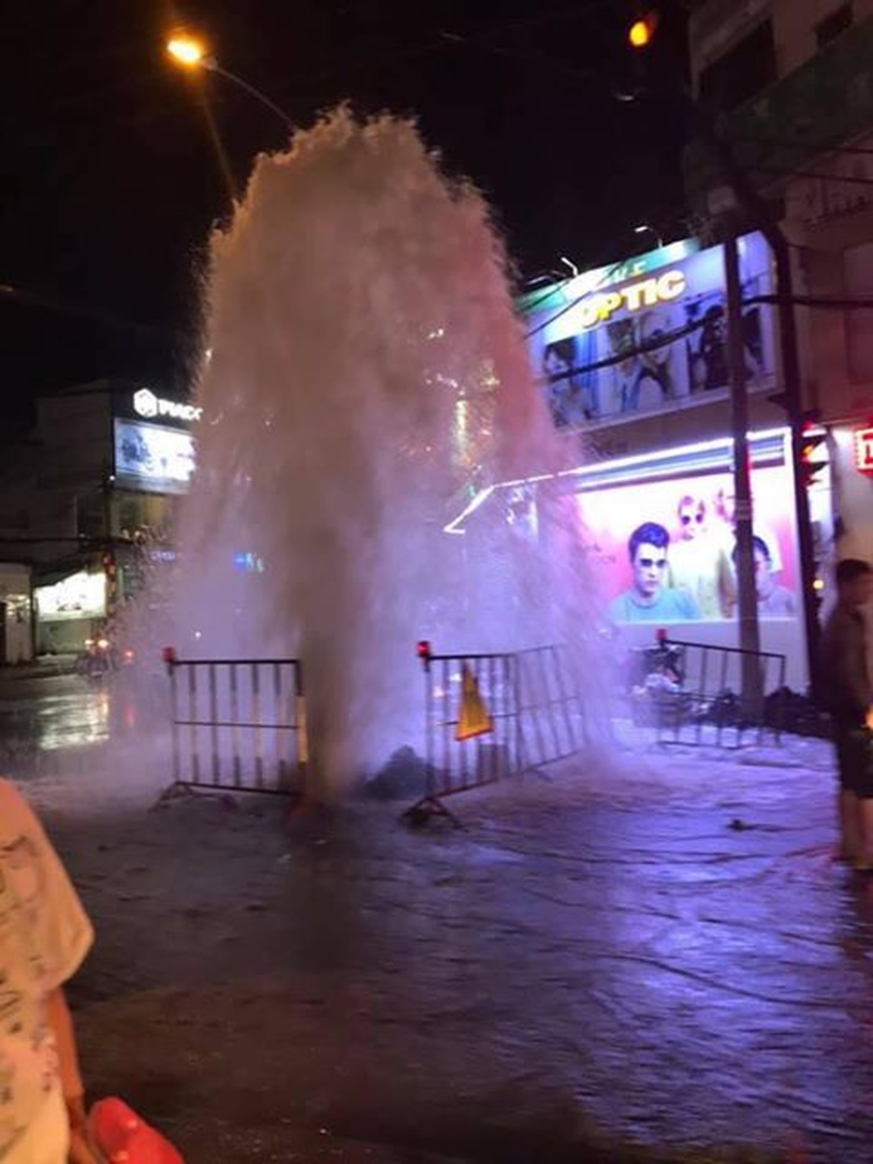 “Vòi rồng” phun cột nước cao gần 10m trên phố Sài Gòn - 1 “Vòi rồng” phun cột nước cao gần 10m trên phố Sài Gòn - 1