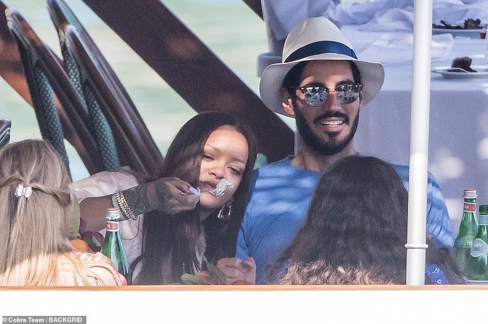 Rihanna hạnh phúc bên bạn trai đại gia - 4 Rihanna hạnh phúc bên bạn trai đại gia - 4