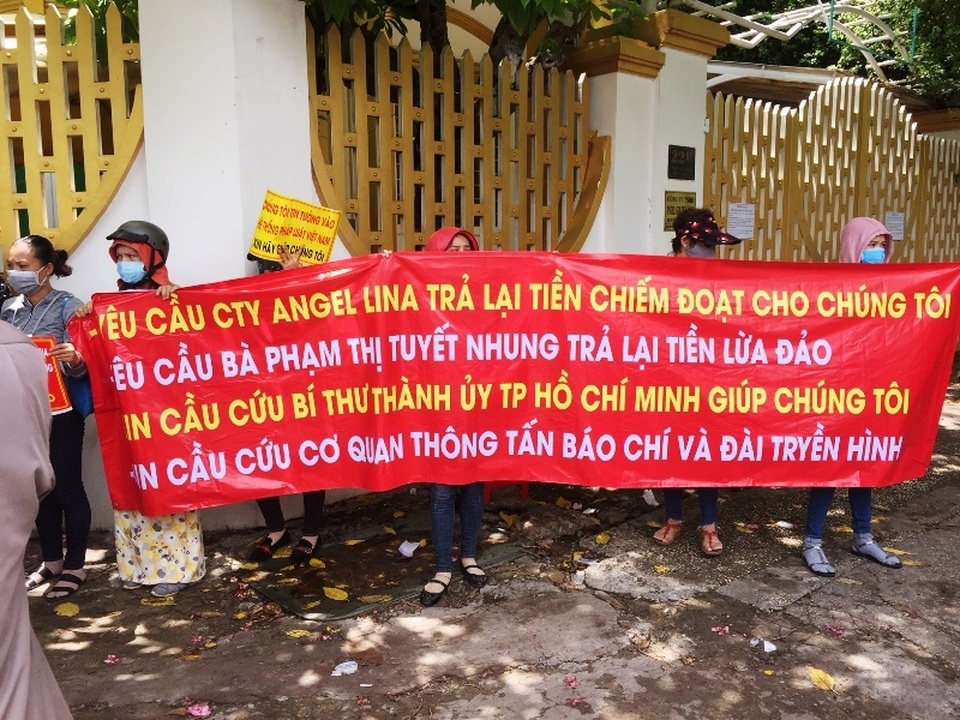 Khách hàng bị “giang hồ” dằn mặt vì “tố” Công ty Angel Lina bán đất nền lừa đảo - 3 Khách hàng bị “giang hồ” dằn mặt vì “tố” Công ty Angel Lina bán đất nền lừa đảo - 3