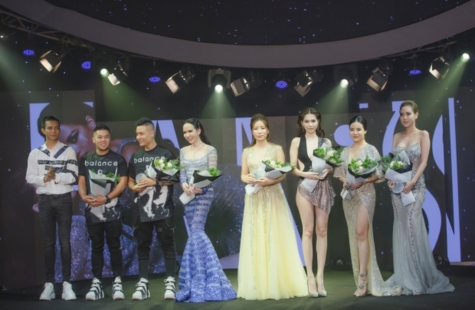 CEO Hải Yến đại diện YEB rạng rỡ dự show thời trang ‘Ocean’s Sensation’ mang dấu ấn phong cách của Đỗ Long - 2 CEO Hải Yến đại diện YEB rạng rỡ dự show thời trang ‘Ocean’s Sensation’ mang dấu ấn phong cách của Đỗ Long - 2