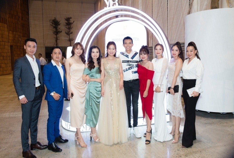 CEO Hải Yến đại diện YEB rạng rỡ dự show thời trang ‘Ocean’s Sensation’ mang dấu ấn phong cách của Đỗ Long - 7 CEO Hải Yến đại diện YEB rạng rỡ dự show thời trang ‘Ocean’s Sensation’ mang dấu ấn phong cách của Đỗ Long - 7